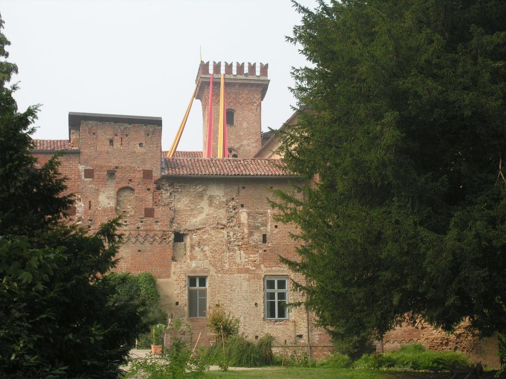 Castello Sannazzaro B&B Giarole Exteriör bild