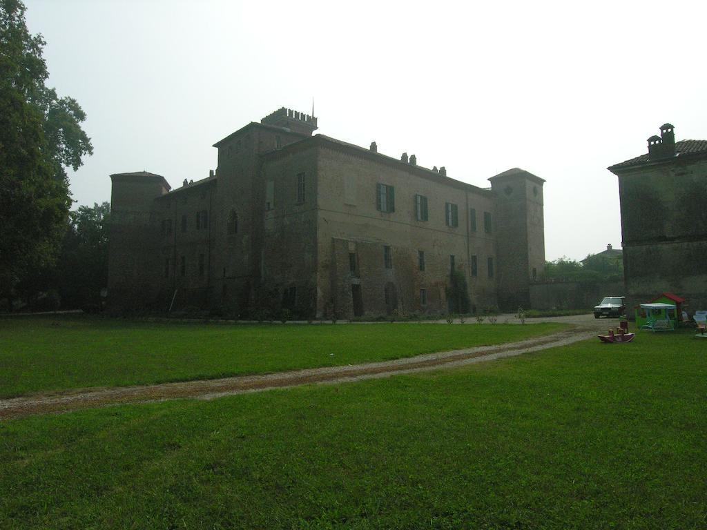 Castello Sannazzaro B&B Giarole Exteriör bild